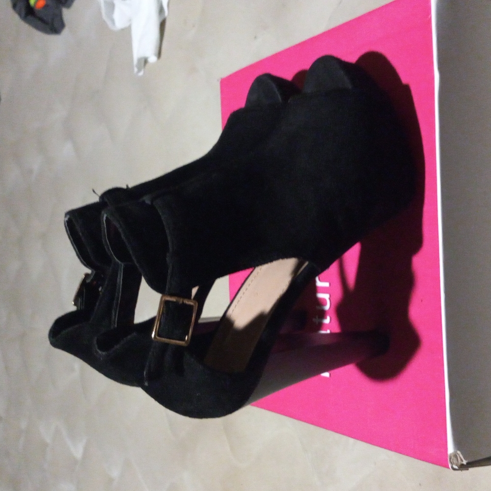 Shoes. - Picture 7 of 10